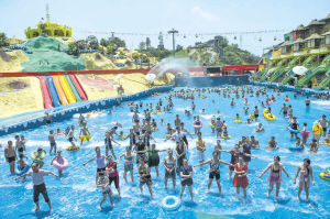 7月30日，一些市民和游客在冲浪池里跳广场舞。