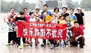 郑州街舞小子广场舞大妈共舞“小苹果” 倡议不扰民