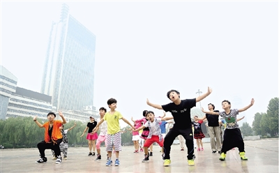 郑州街舞小子广场舞大妈共舞“小苹果” 倡议不扰民