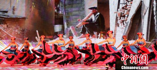 广场舞爱好者身穿彝族民族服饰，表演彝族风格广场舞。　朱蕊 摄