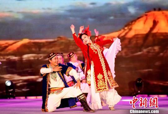 广场舞爱好者表演维吾尔族舞蹈经典动作。　李彬 摄