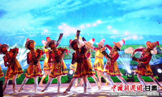 广场舞爱好者手持牛鼓角表演裕固族风格广场舞。李彬 摄