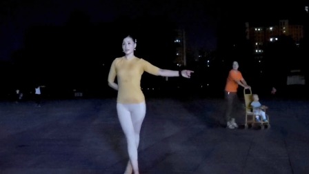 青青世界广场舞 漂亮女孩一人尬舞 啧啧啧  这样的勇气你有没有！