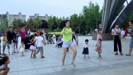 青青世界广场舞 奇葩老姐自认为跳的好看 不知背后多少人嘲笑