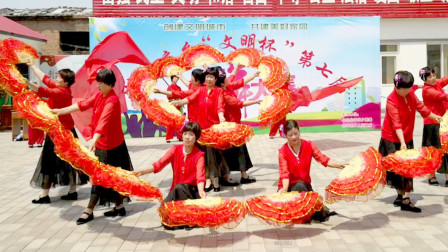 阿采原创广场舞 变队形比赛扇子舞 东方红 农村大妈们跳出正能量