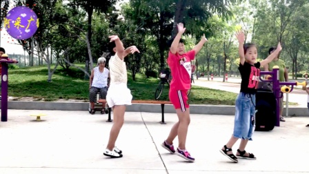 阿采原创广场舞 三个7岁小女孩跳 邻家美眉 经典16步 比大妈跳的都好