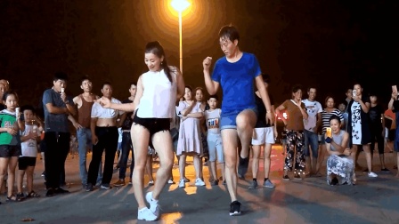 青青世界广场舞 两个女人PK跳舞旁边的一大哥吃冰淇淋的样子亮了 63步鬼步舞