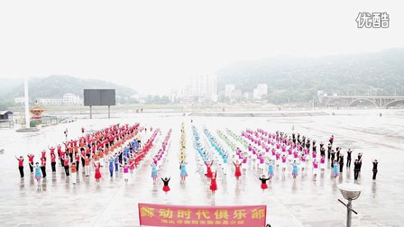 燕子飞广场舞《感到幸福你就拍拍手》千人视屏