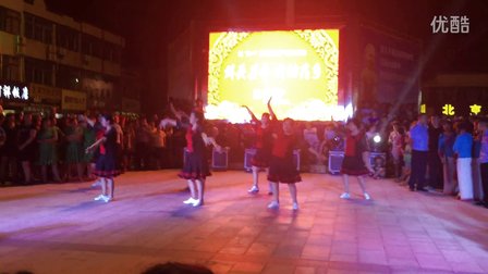 洋马街快乐广场舞队庆八一广场舞表演《敖包再相会》