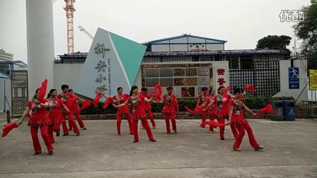 康小康广场舞《鼓动天地》12人红绸带变队形